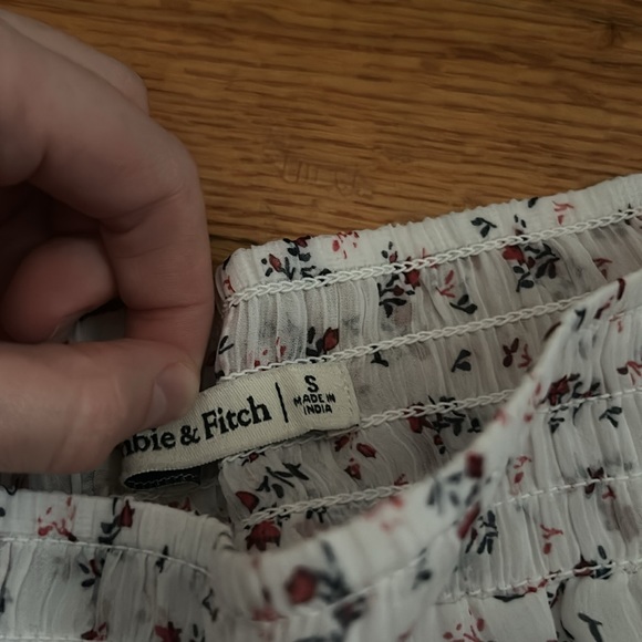 👚3/$20👚 Abercrombie & Fitch Off-the-Shoulder Crinkle Chiffon Floral Blouse - Picture 3 of 7